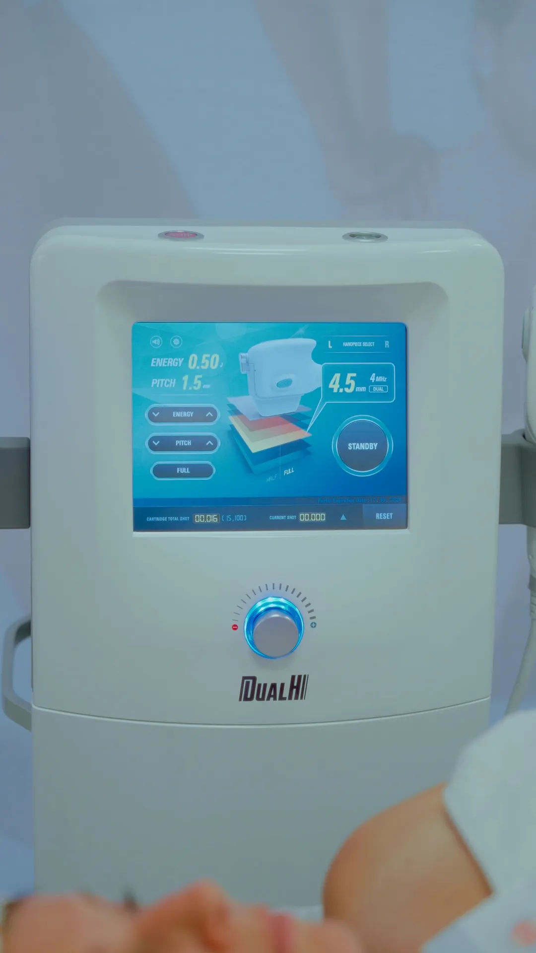 Descubra o tratamento avançado que atua nas camadas profundas de sustentação da pele para melhorar flacidez, redefinir o contorno facial e criar um efeito lifting natural e progressivo.